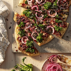 Pizza bianco with kale, bacon and pickled onions 5 (1)